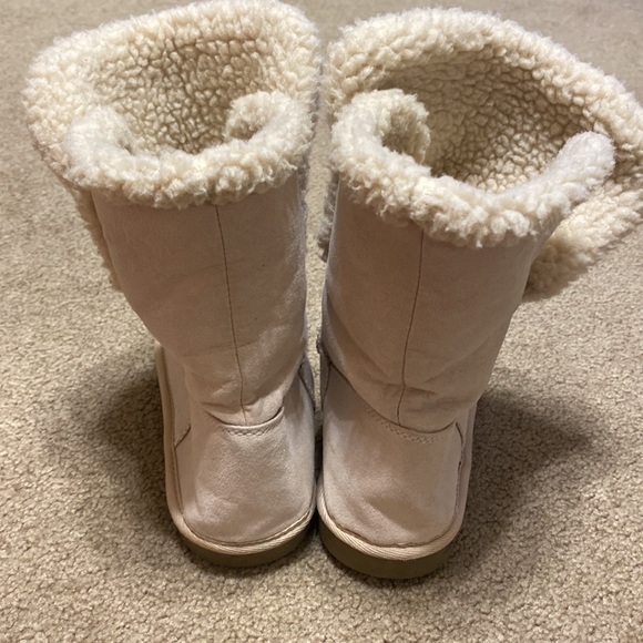 Justice brand * Ugg Style boot * size 4 - Picture 2 of 5